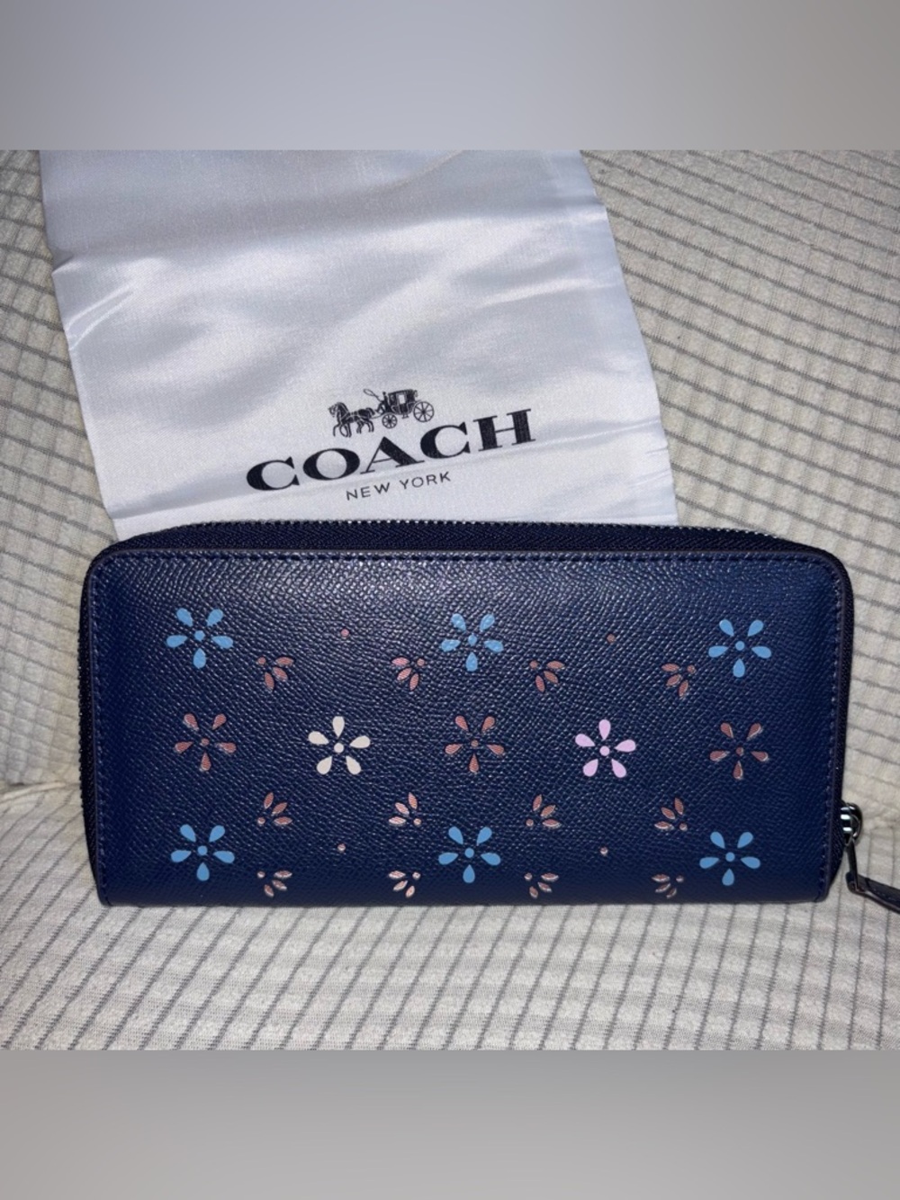 COACH Navy Blue Floral Wildflower Print Crossgrain Leather Accordion Wallet New - Picture 2 of 3
